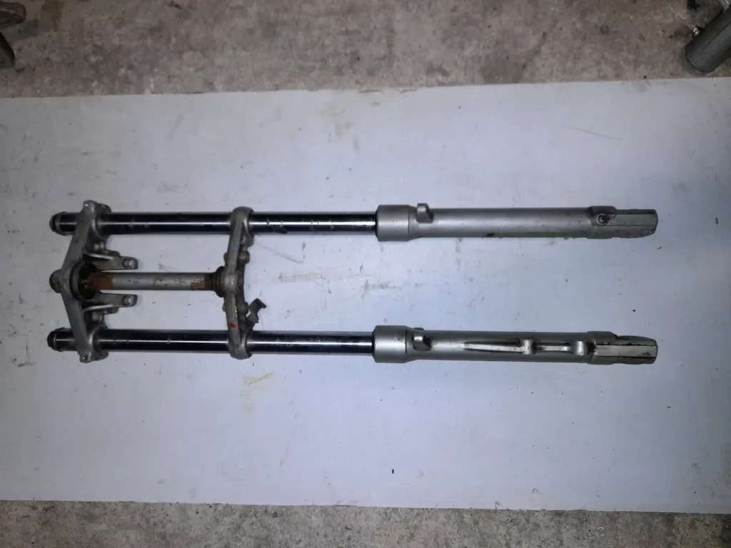 Horquilla delantera completa con tijas para Honda NS 125 f de 1986 en color plata.
