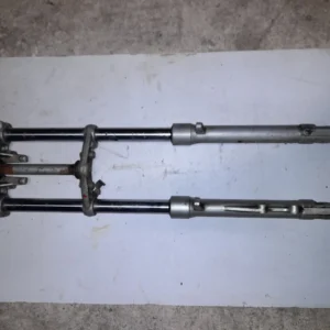 Horquilla delantera completa con tijas para Honda NS 125 f de 1986 en color plata.