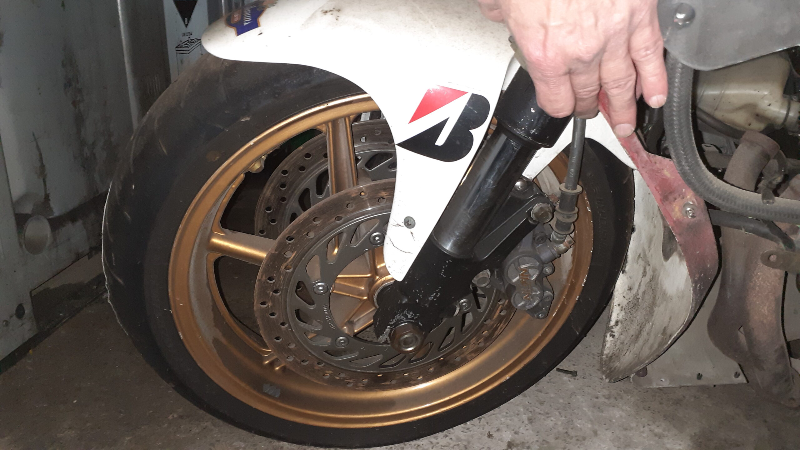 Horquilla invertida de Suzuki GSXR adaptada en rueda delantera dorada de Honda VFR 750 modelos 1989 y 1990.