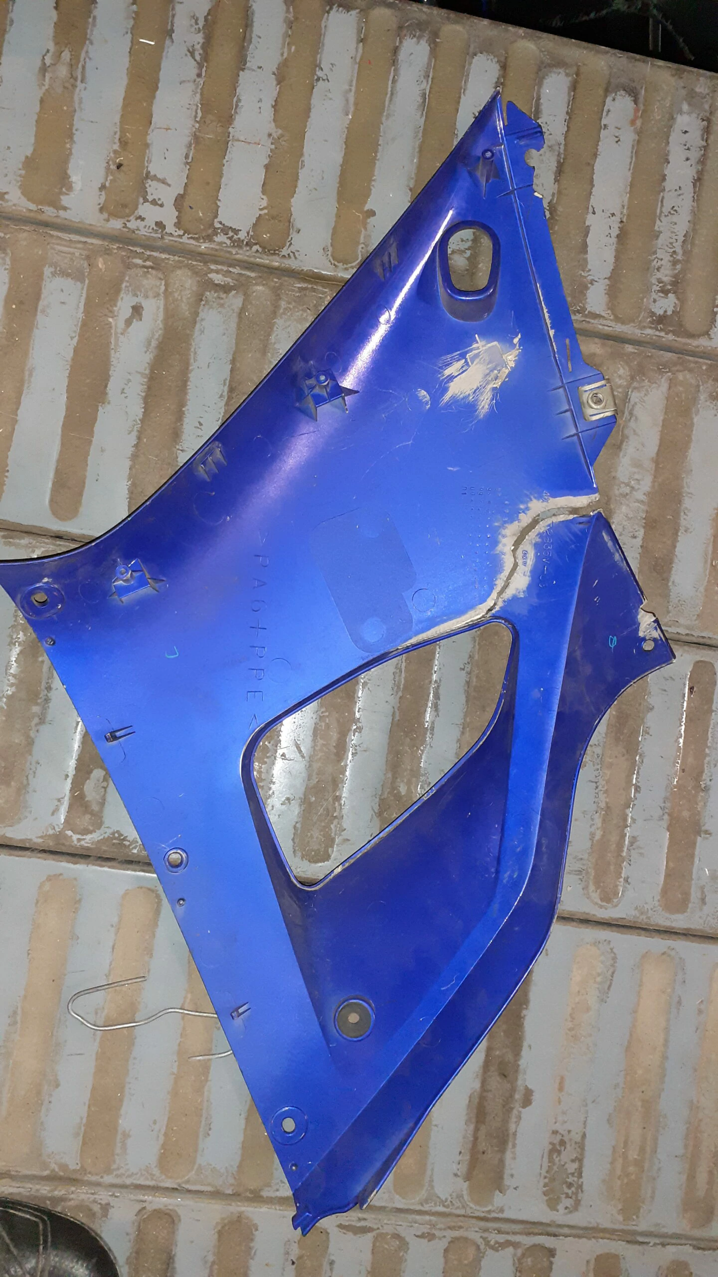 Vista interior y puntos de anclaje del carenado lateral derecho azul para Yamaha YZF 1000 R1 (2000-2001).