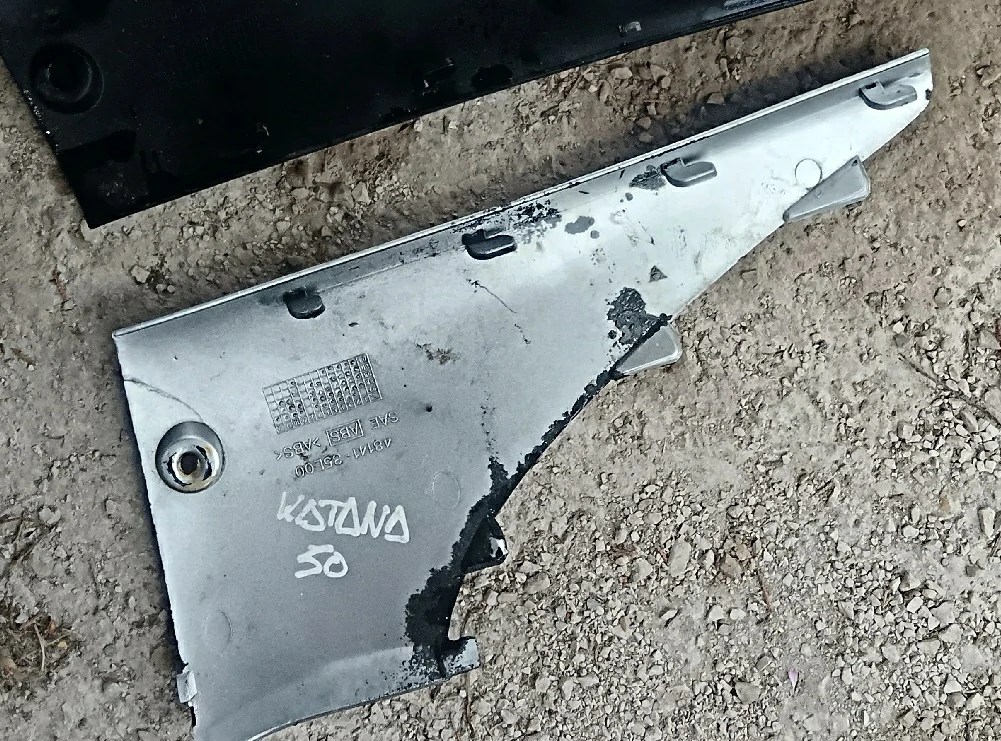 Reverso de la quilla derecha Suzuki Katana 50 gris plata. Vista de pestañas de fijación y referencia de plástico ABS.