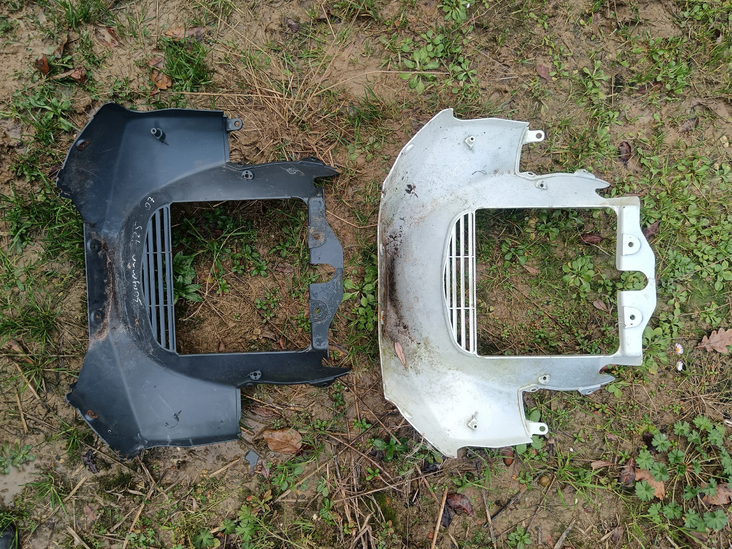 Vista interna de quilla frontal central para Suzuki Burgman 125 (2004-2007) mostrando soportes y estado de los anclajes.