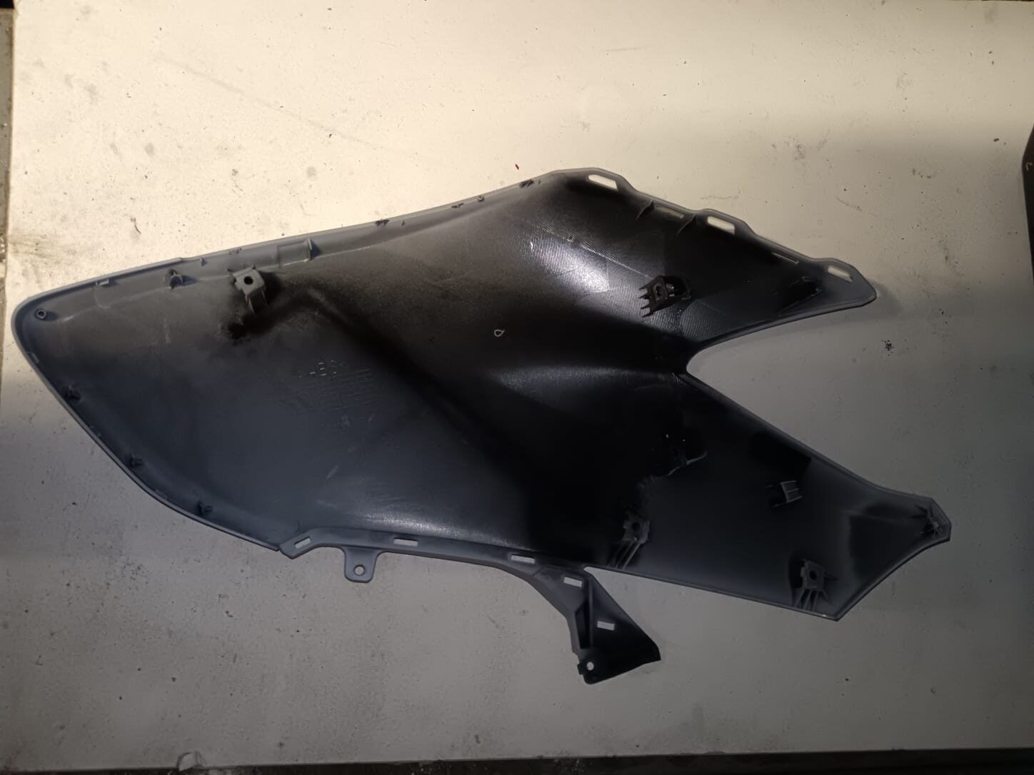 Vista interna de la tapa frontal superior derecha para Yamaha TMAX 560. Soportes y puntos de anclaje originales intactos.