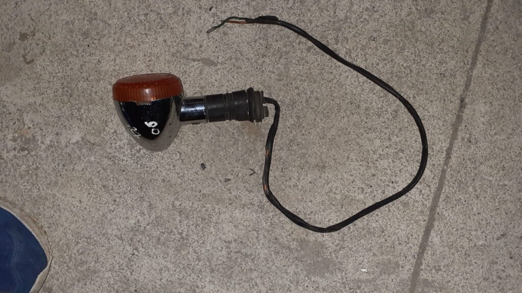 Intermitente trasero reversible para Kawasaki Vulcan 500. Recambio original recuperado, apto para lado izquierdo o derecho.
