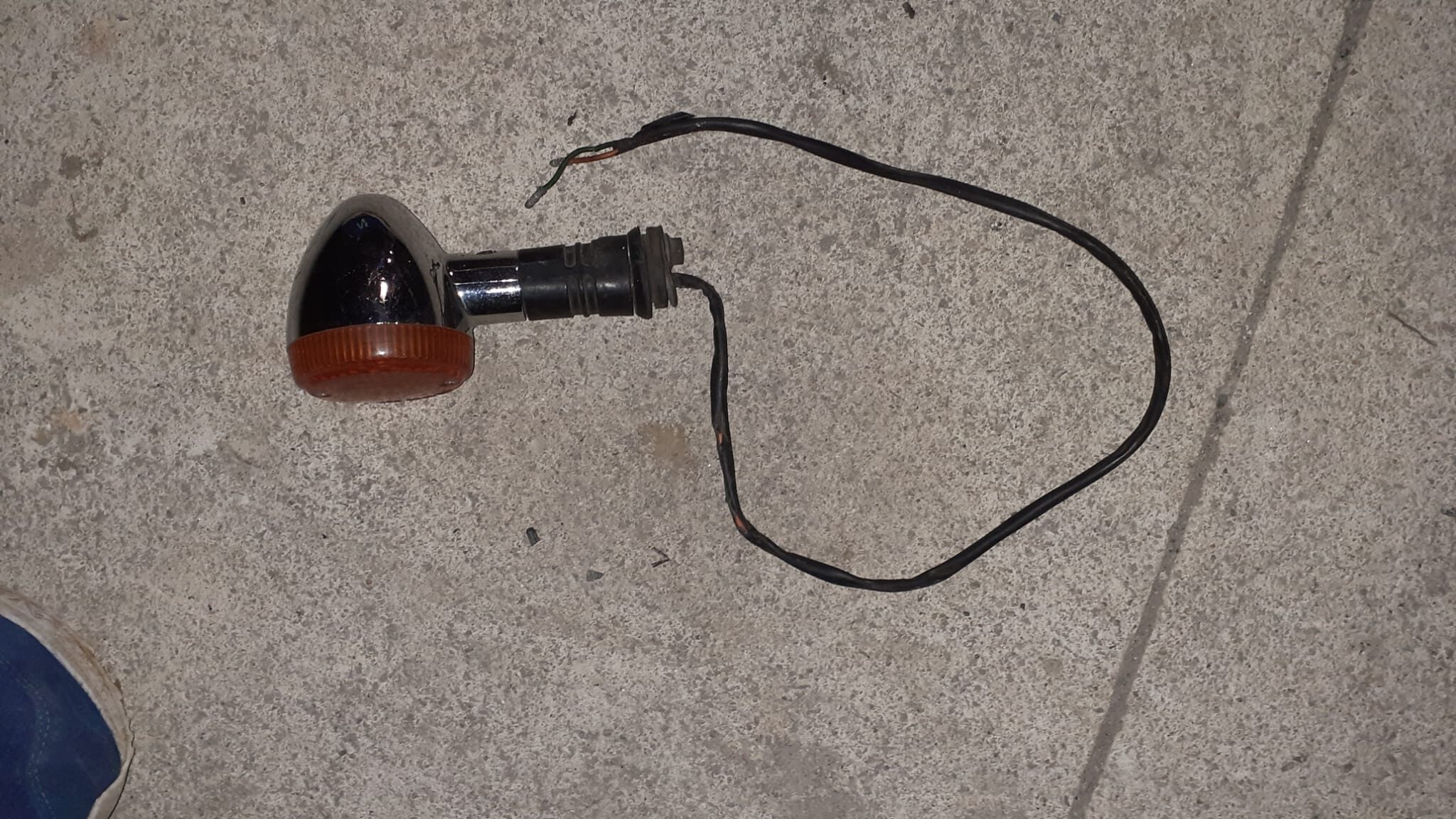 Intermitente trasero original cromado para Kawasaki Vulcan 500. Recambio recuperado con tulipa naranja y cableado incluido.