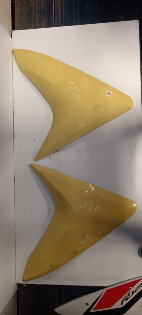 Pareja de carenados laterales amarillos para Yamaha YZF-R125 (2014-2018). Recambio original con pintura de fábrica.
