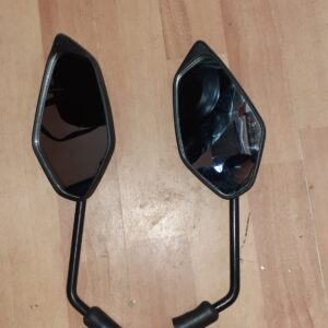 Un par de espejos retrovisores negros angulares para el scooter Yamaha XMAX 125, mostrados sobre una superficie de madera.