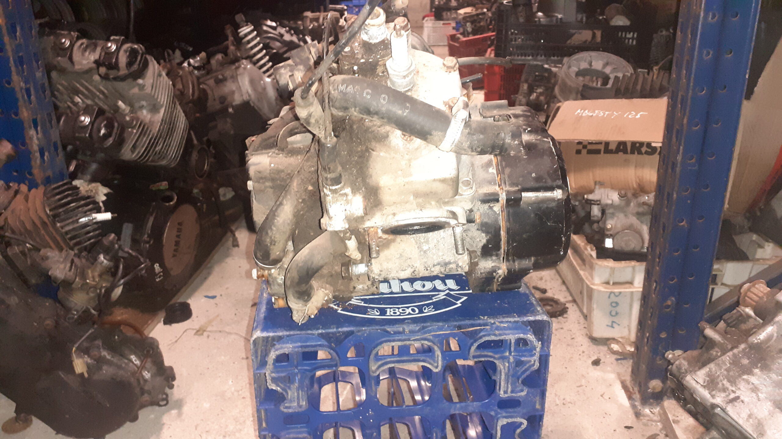 Vista lateral del motor Honda NSR 125 JC22. Detalle del cárter, cilindro de dos tiempos y manguitos de refrigeración.