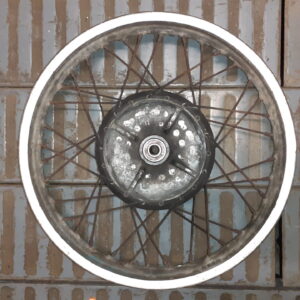 Llanta trasera de radios original para Yamaha XT 600 de 1998. Buje y aro revisados.