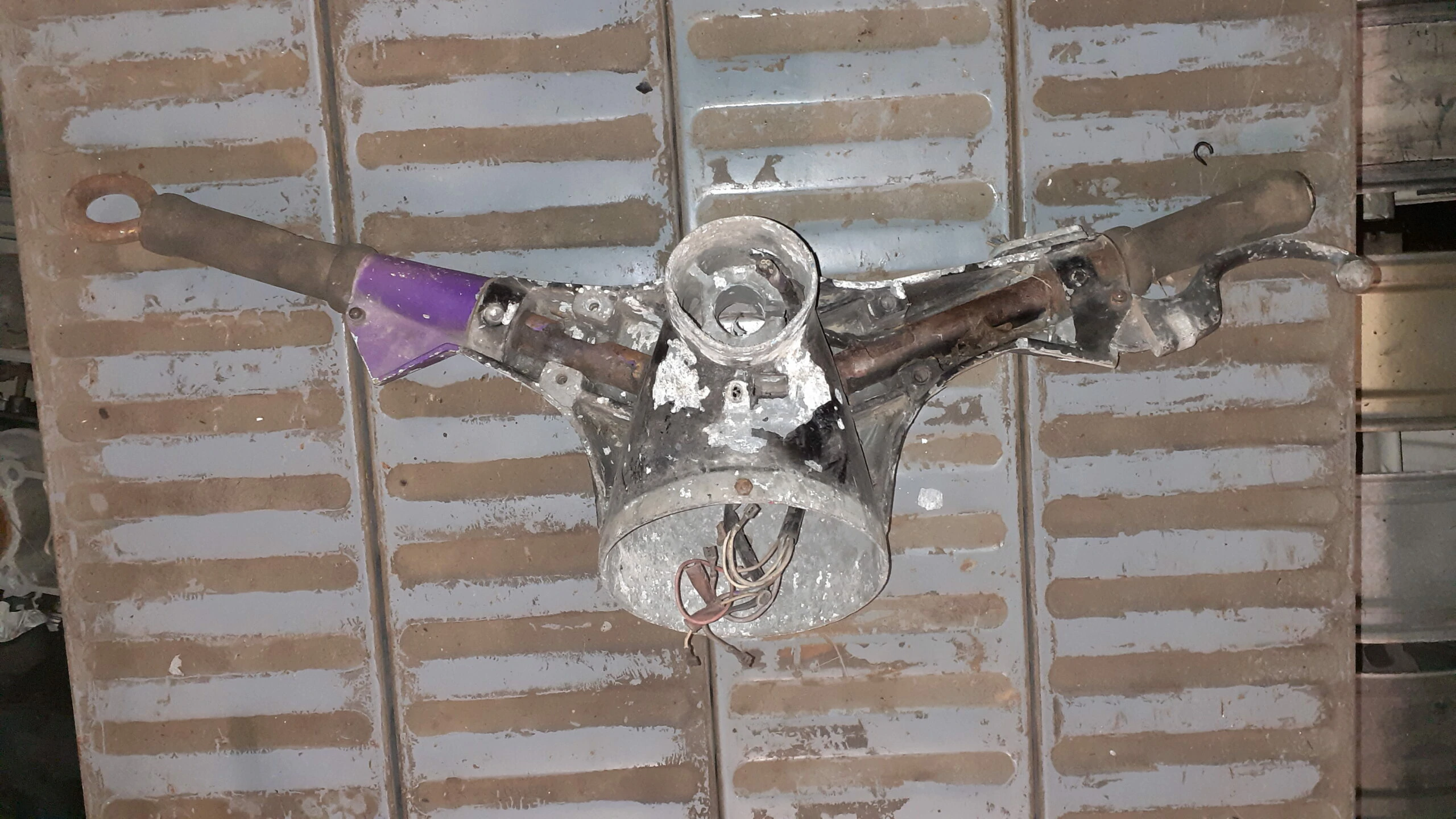 Cuerpo de manillar original para Vespa. Recambio recuperado con estructura verificada para reparación de dirección y faro.