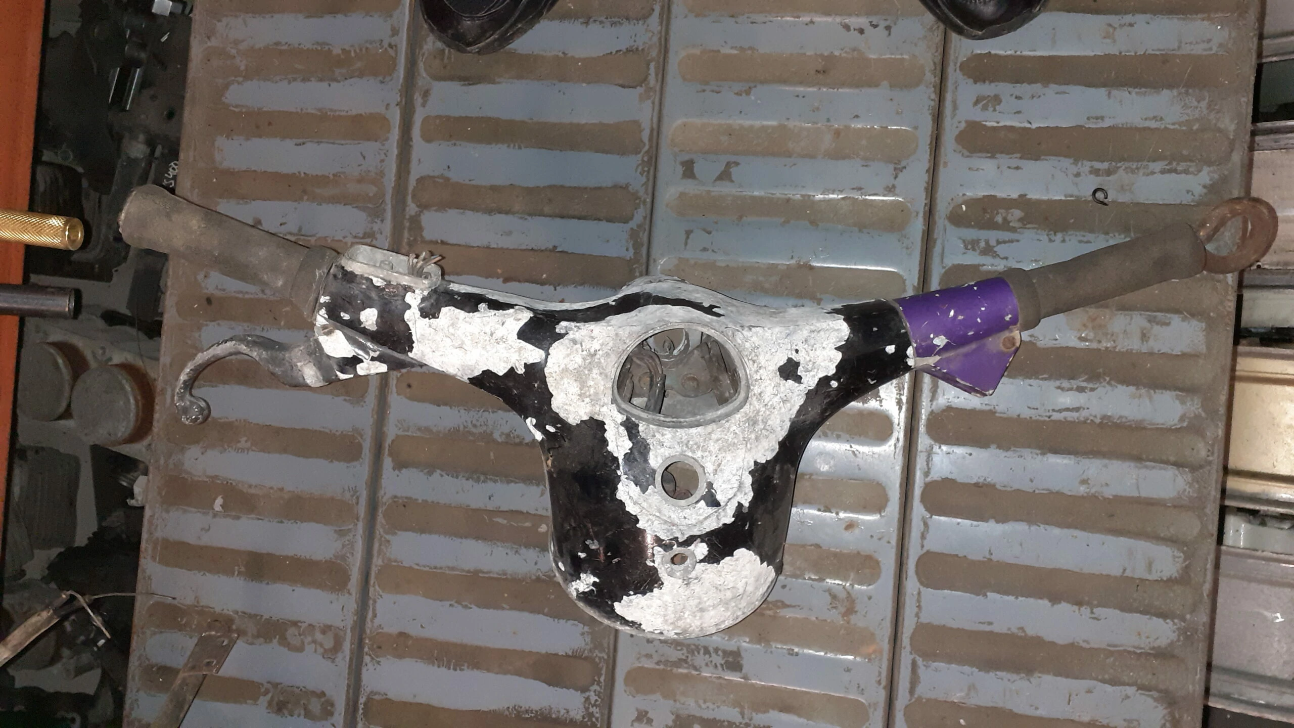 Manillar original de moto Vespa recuperado. Pieza de despiece verificado con soportes de manetas y cableado para restaurar.
