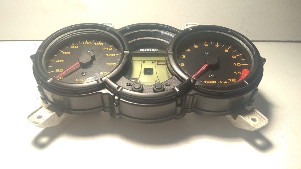 Cuadro de instrumentos original para Suzuki V-Strom 650 modelo 2011 con velocímetro, tacómetro y pantalla digital central.