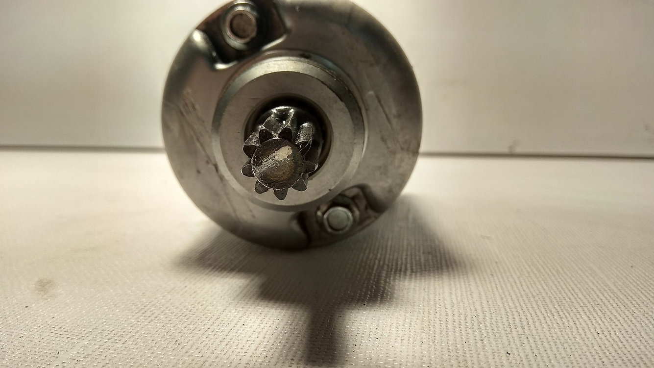 Vista inferior y trasera de la carcasa del motor de encendido eléctrico original para motocicleta Honda CBR 125 R.
