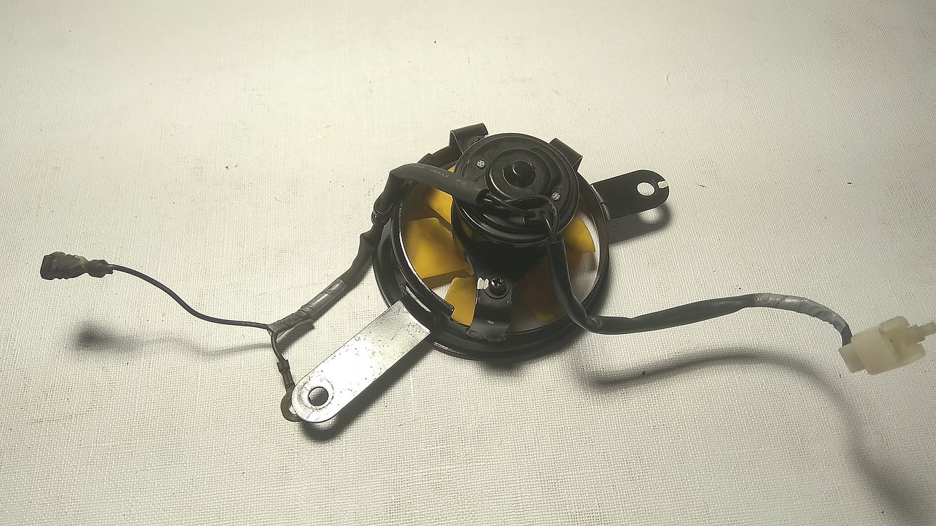Vista posterior del motor eléctrico y soportes metálicos del electroventilador original para motocicleta Honda CBR 125 R.
