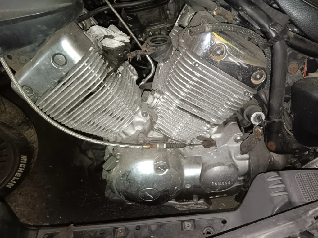 Bloque motor completo de Yamaha Virago XV 535 de 1992, motor bicilíndrico en V refrigerado por aire en buen estado.