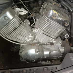 Bloque motor completo de Yamaha Virago XV 535 de 1992, motor bicilíndrico en V refrigerado por aire en buen estado.