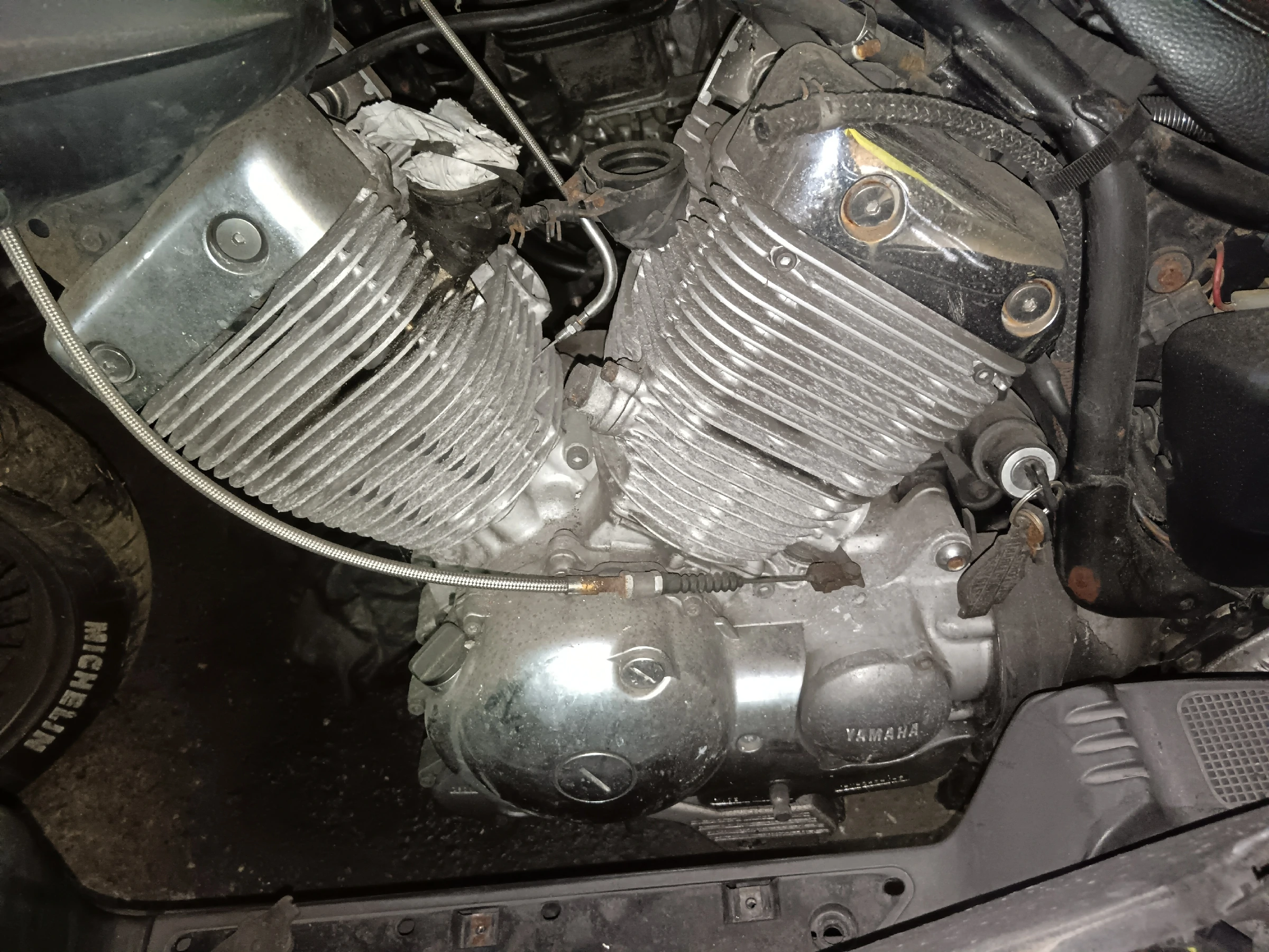 Bloque motor completo de Yamaha Virago XV 535 de 1992, motor bicilíndrico en V refrigerado por aire en buen estado.