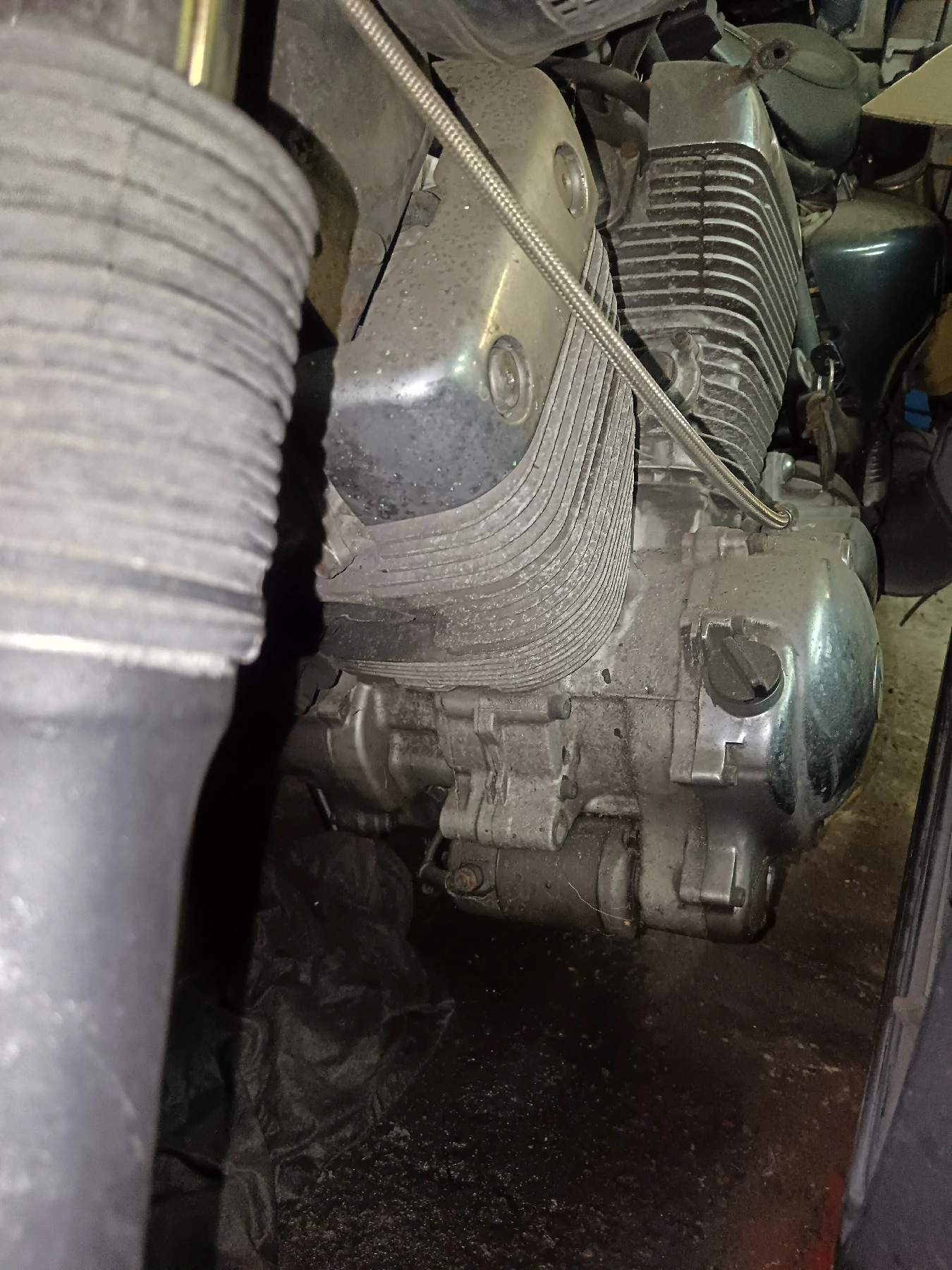 Motor bicilíndrico en V de Yamaha Virago XV 535 original, con detalle de cárter cromado y aletas de refrigeración laterales.