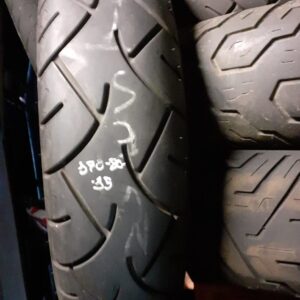Neumático trasero 170/80-15 para moto custom o scooter. Goma recuperada con dibujo verificado y estructura en buen estado.