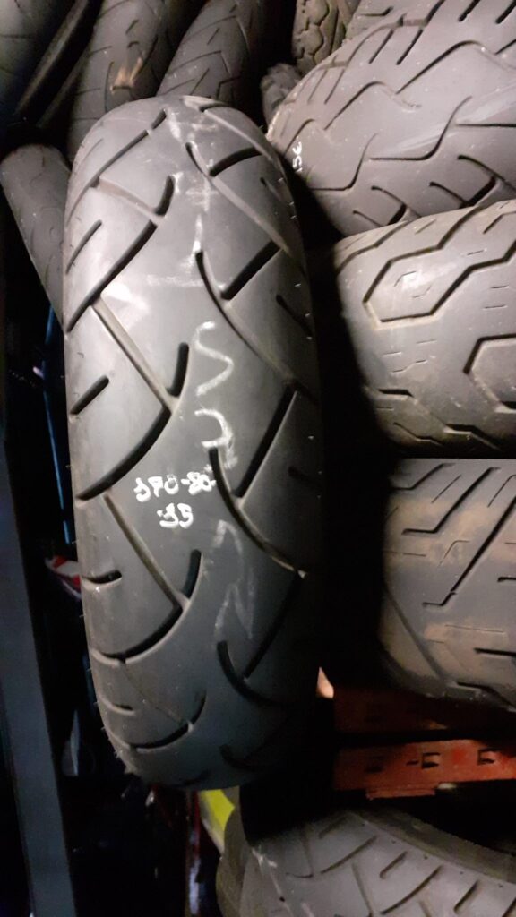 Neumático trasero 170/80-15 para moto custom o scooter. Goma recuperada con dibujo verificado y estructura en buen estado.