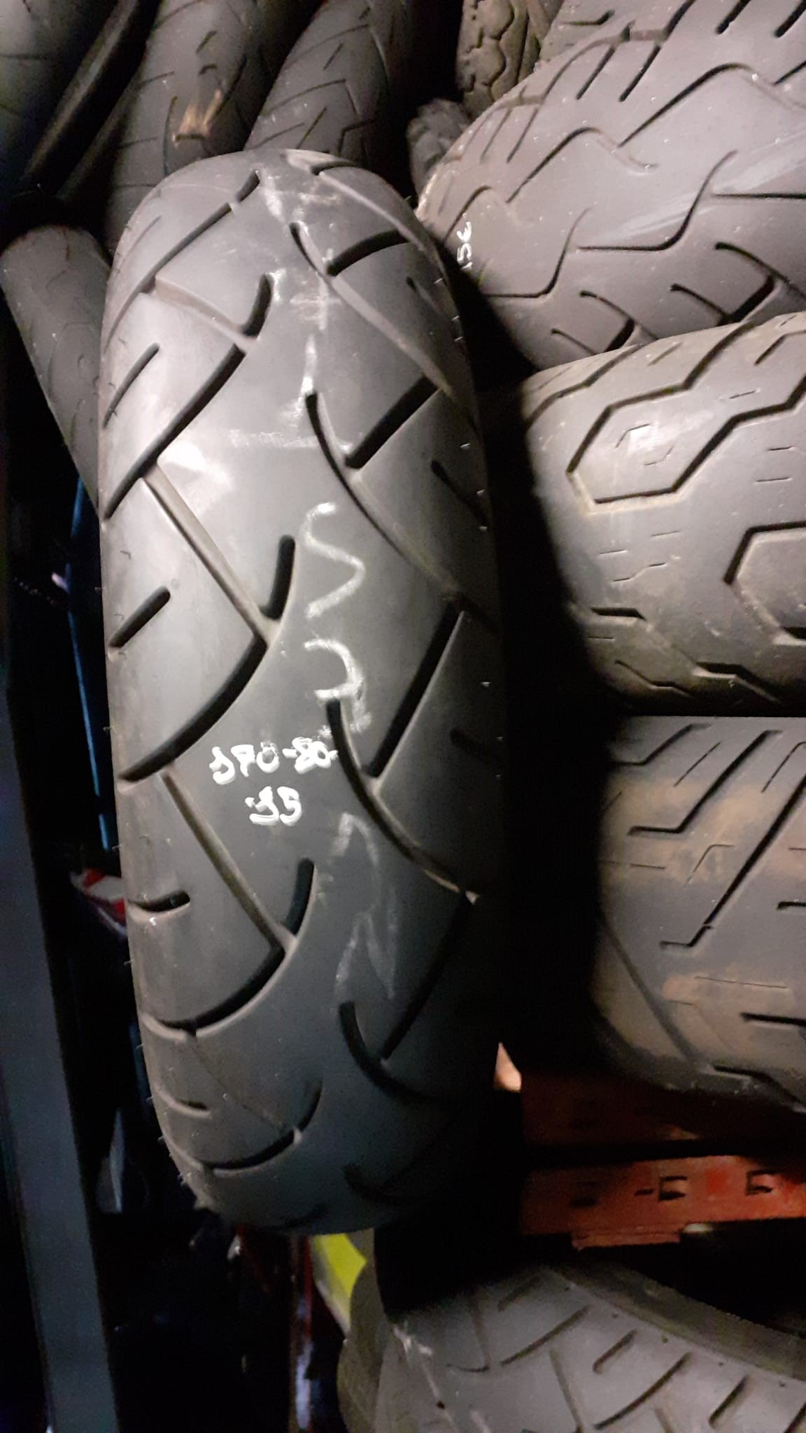 Neumático trasero 170/80-15 para moto custom o scooter. Goma recuperada con dibujo verificado y estructura en buen estado.