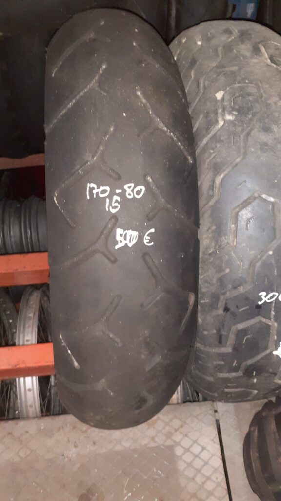 Neumático trasero para moto custom medida 170/80-15. Goma recuperada en buen estado con dibujo verificado.