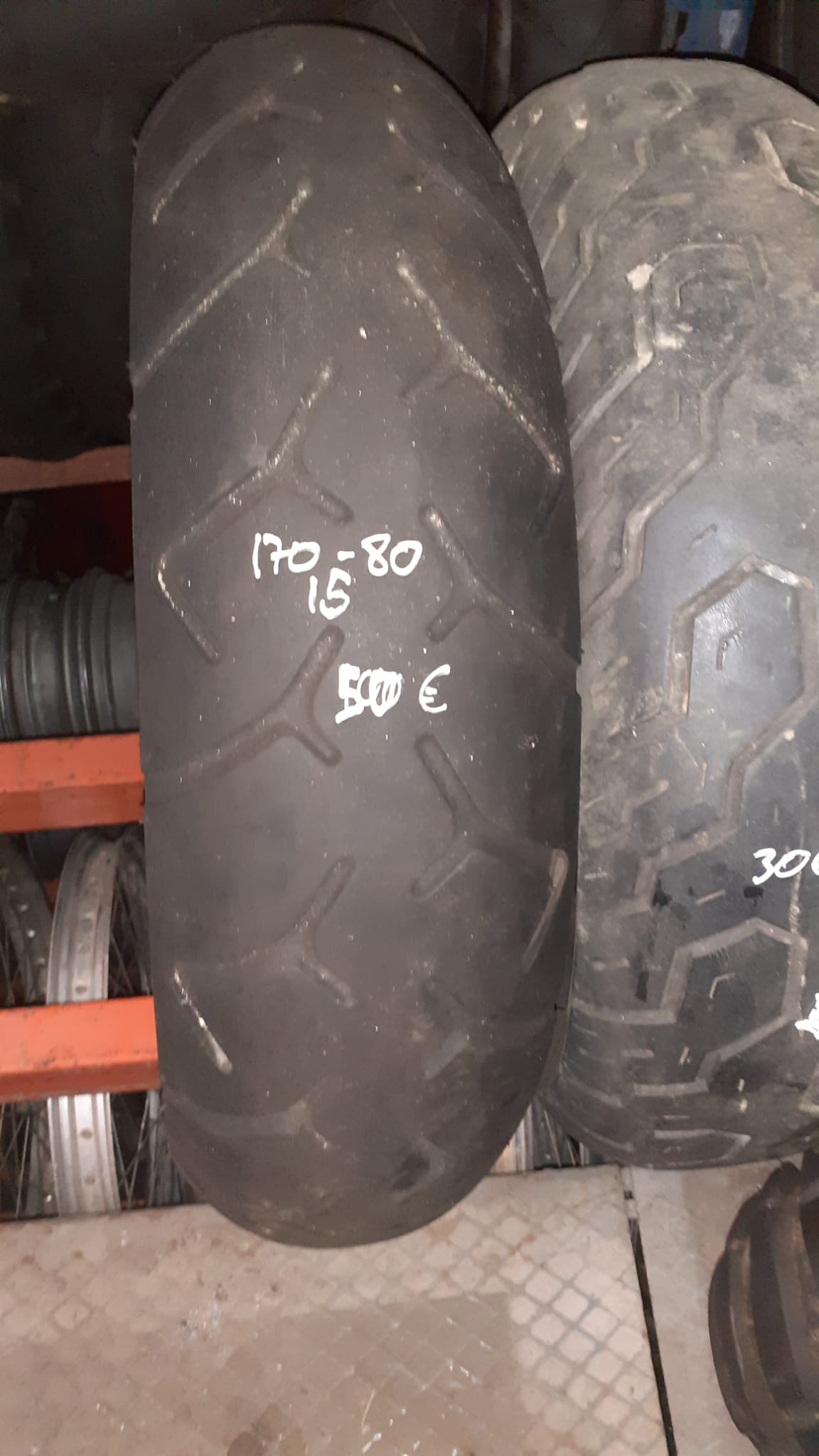 Neumático trasero para moto custom medida 170/80-15. Goma recuperada en buen estado con dibujo verificado.