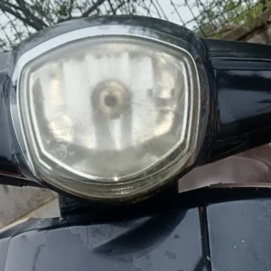 Óptica de faro delantero para Kymco Like. Recambio original, lente transparente y carcasa negra. Estado verificado.