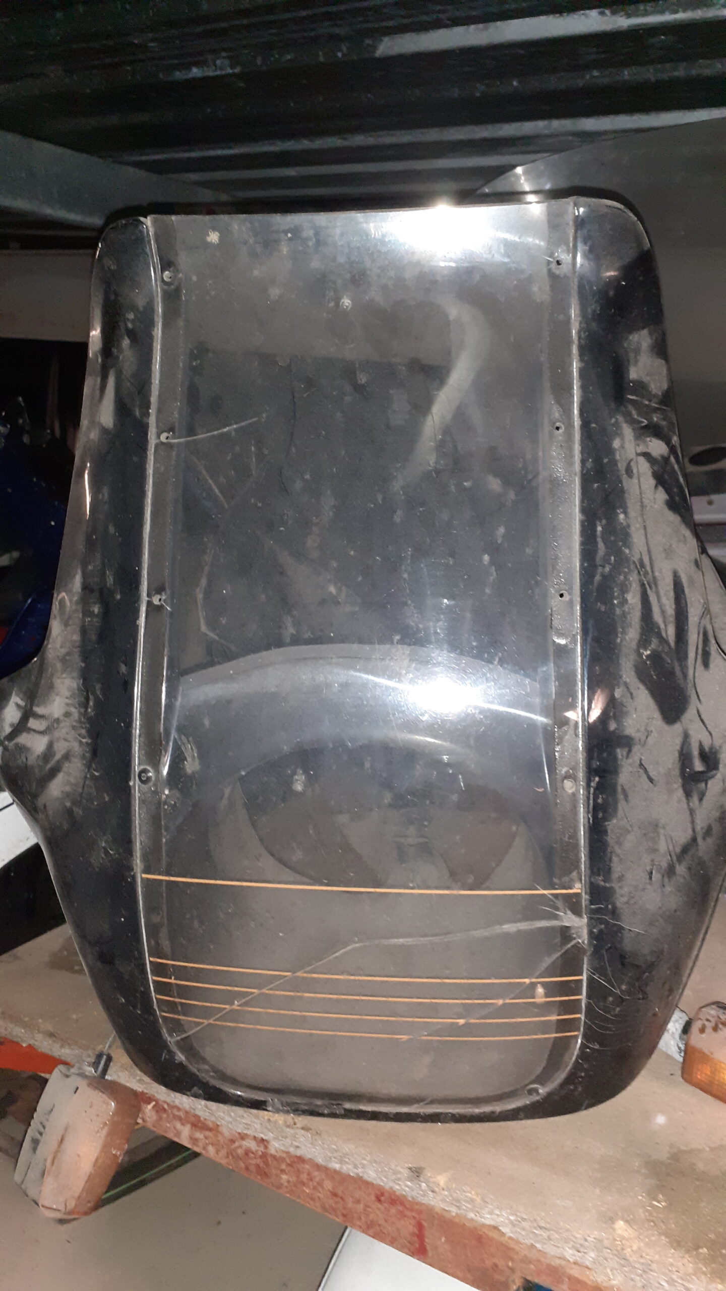 Pantalla cúpula transparente original para BMW K75 RS y K100 RS. Recambio revisado con marco inferior oscuro.