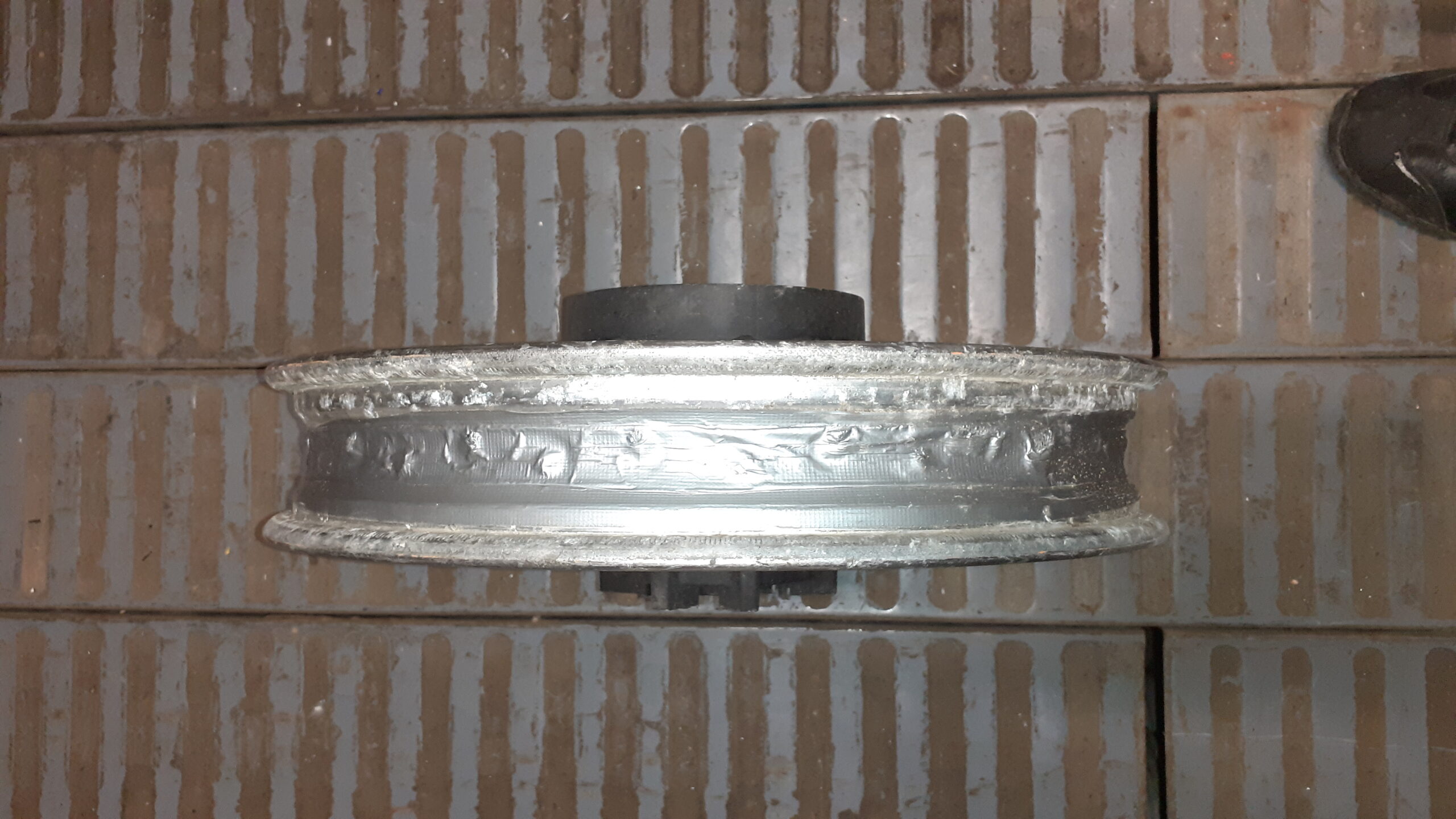 Vista de perfil del aro de la llanta trasera para Yamaha XT 600 (1998). Estado de la garganta y bordes del aro.