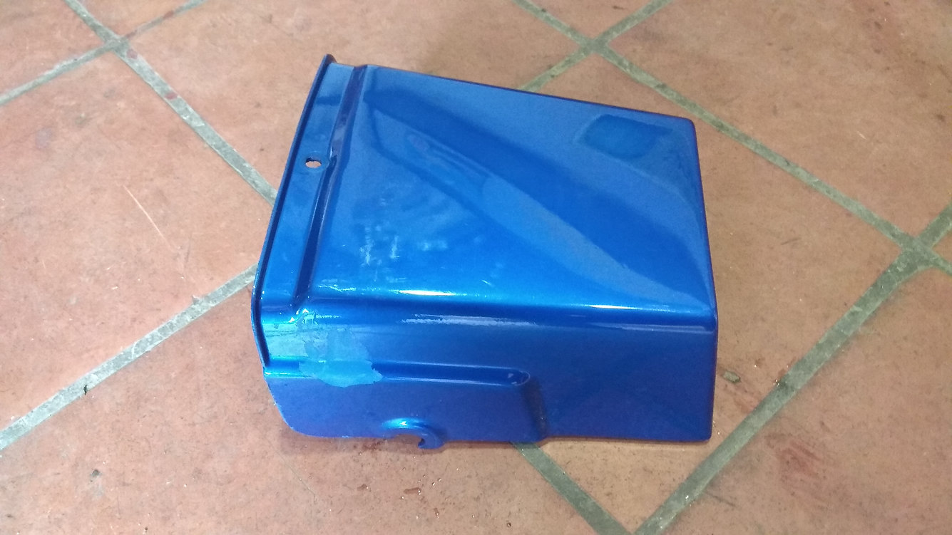Vista de perfil lateral superior del colín trasero azul original para Yamaha XT 600 Ténéré de 1988.