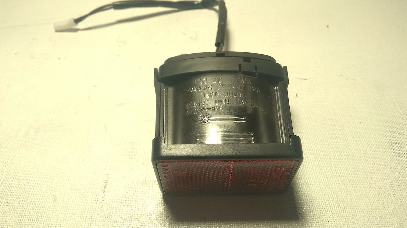 Vista superior del plafón de luz de matrícula original Suzuki V-Strom 650 2011 con marcado de homologación.