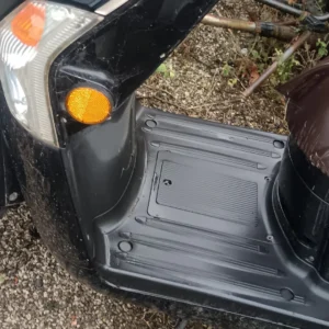 Plataforma reposapiés para scooter Kymco Like 50. Suelo de plástico original en color negro, recambio de desguace verificado.