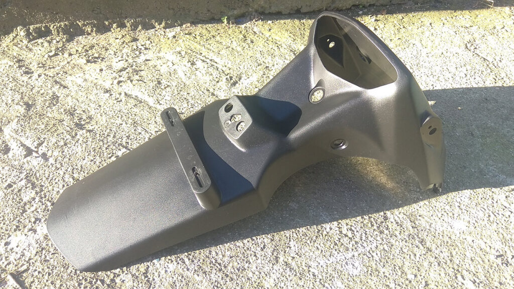 Porta matrículas y guardabarros trasero original para Suzuki V-Strom 650 modelo 2011. Plástico en perfecto estado.