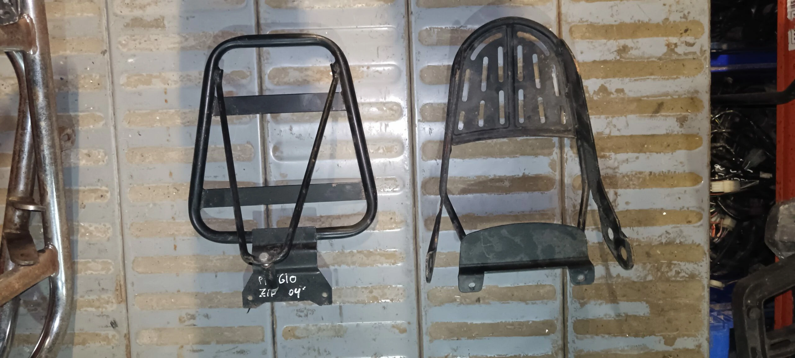 Portabultos trasero negro original para Piaggio Zip 50 4t 2004. Pieza recuperada con herrajes de montaje verificados.
