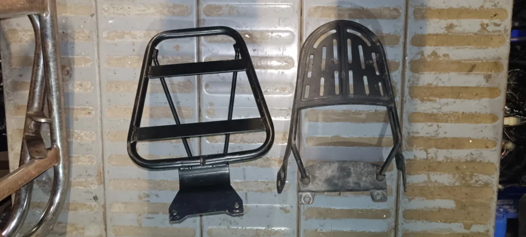 Parrilla portabultos trasera original Piaggio Zip 50 4t 2004. Recambio recuperado negro con estructura metálica reforzada.