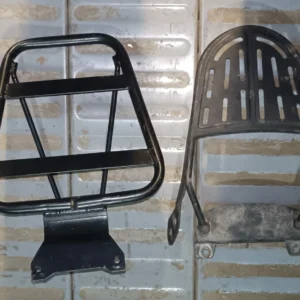 Parrilla portabultos trasera original Piaggio Zip 50 4t 2004. Recambio recuperado negro con estructura metálica reforzada.