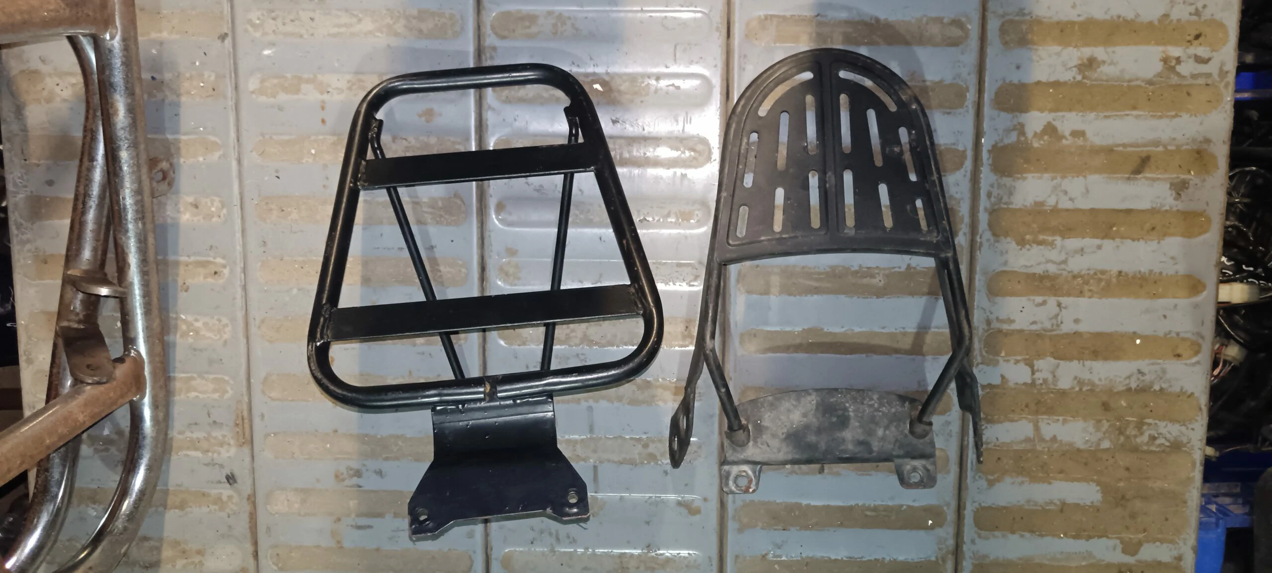 Parrilla portabultos trasera original Piaggio Zip 50 4t 2004. Recambio recuperado negro con estructura metálica reforzada.