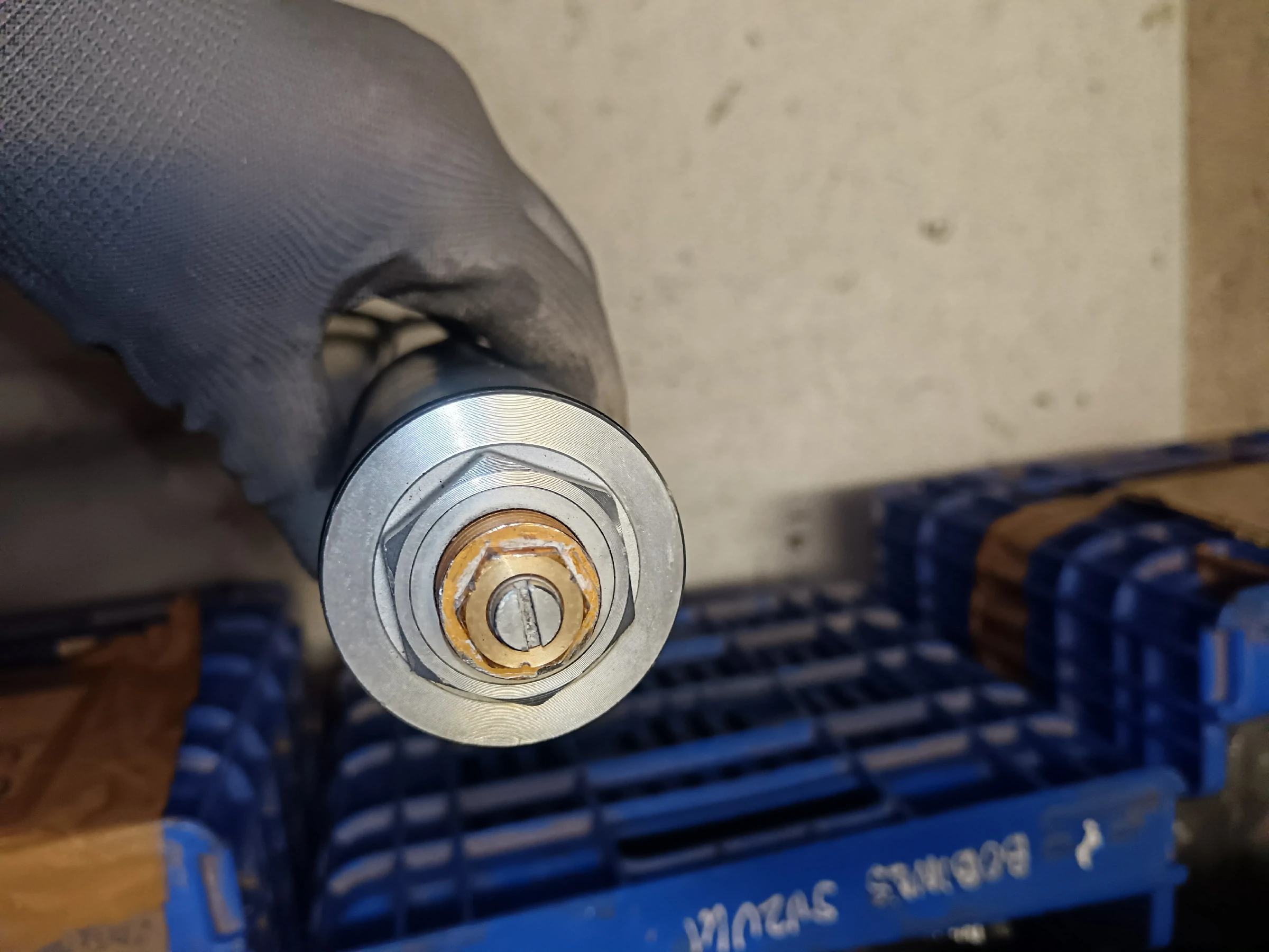 Detalle del tapón superior y reguladores de suspensión para horquilla izquierda de Yamaha R1 2002 RN09 en buen estado.
