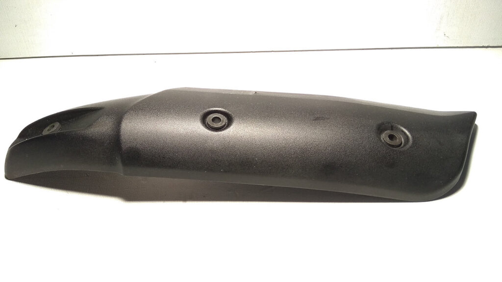 Protector y embellecedor de escape original para Suzuki V-Strom 650 modelo 2011 en perfecto estado.