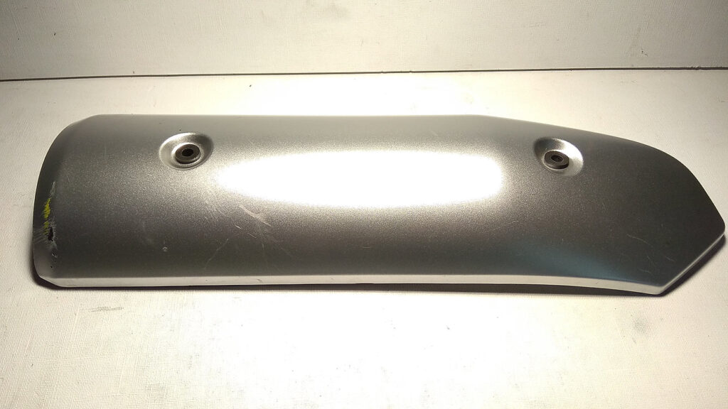 Protector de escape superior y embellecedor térmico gris para Suzuki V-Strom 650 2011.