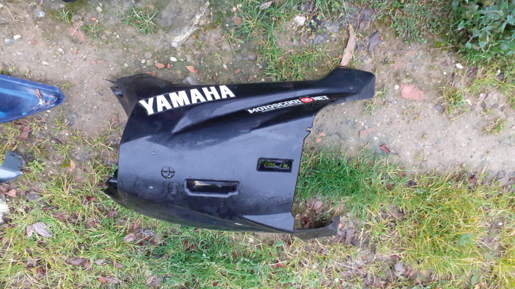 Quilla de carenado inferior negro para Yamaha Aerox 50. Recambio de carrocería original con adhesivos Yamaha y Motoscoot.