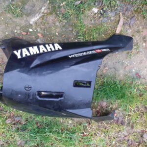 Quilla de carenado inferior negro para Yamaha Aerox 50. Recambio de carrocería original con adhesivos Yamaha y Motoscoot.