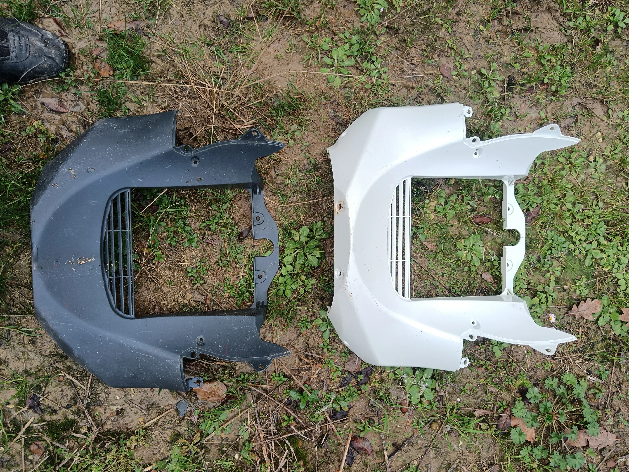 Quilla central frontal para Suzuki Burgman 125 modelos 2004-2007. Carenado inferior con rejilla en colores blanco y negro.