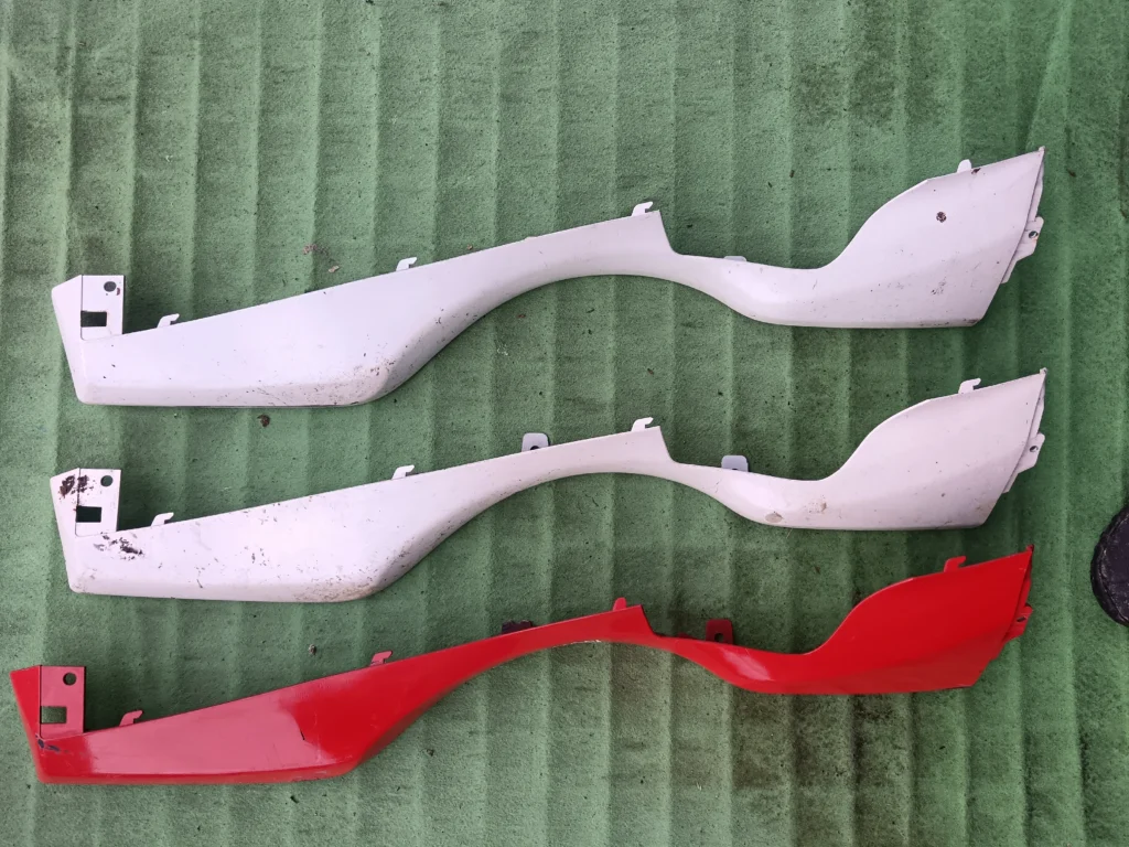Quilla lateral derecha para Suzuki Burgman 125 (2004-2007). Carenado inferior original en colores blanco y rojo.