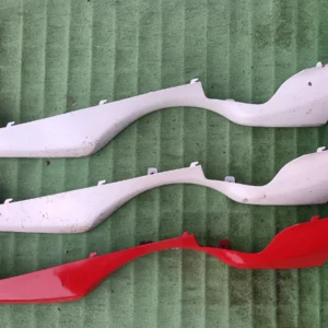 Quilla lateral derecha para Suzuki Burgman 125 (2004-2007). Carenado inferior original en colores blanco y rojo.