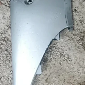 Quilla lateral derecha para Suzuki Katana 50cc. Color gris plata original. Recambio de carrocería con anclajes verificados.
