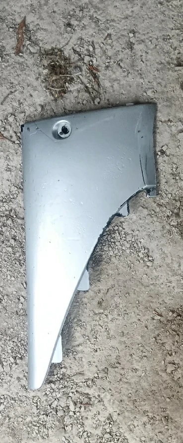 Quilla lateral derecha para Suzuki Katana 50cc. Color gris plata original. Recambio de carrocería con anclajes verificados.