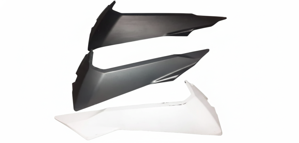 Quilla lateral inferior derecha para Yamaha X-MAX 125 (2017), disponible en color negro, gris y blanco, recambio original verificado.