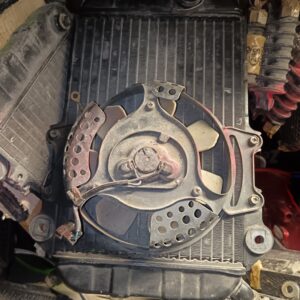 Radiador con electroventilador original para moto Kawasaki Vulcan 750, compatible con modelos fabricados entre 1985 y 1992.